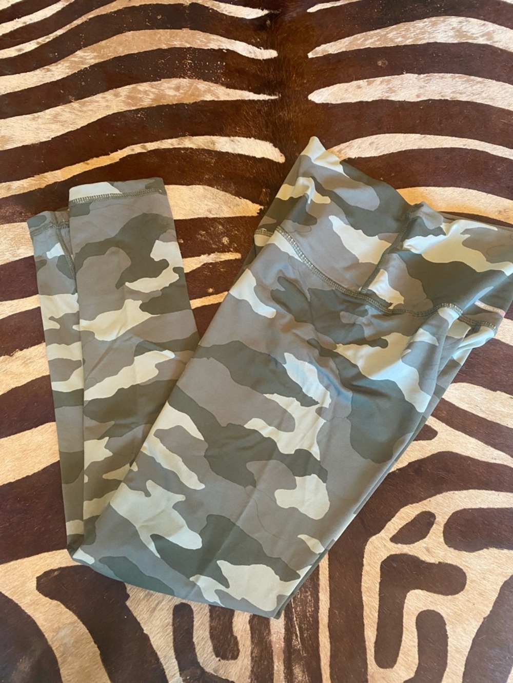 aerie S Camo Leggings in Olive and Light Beige ladies